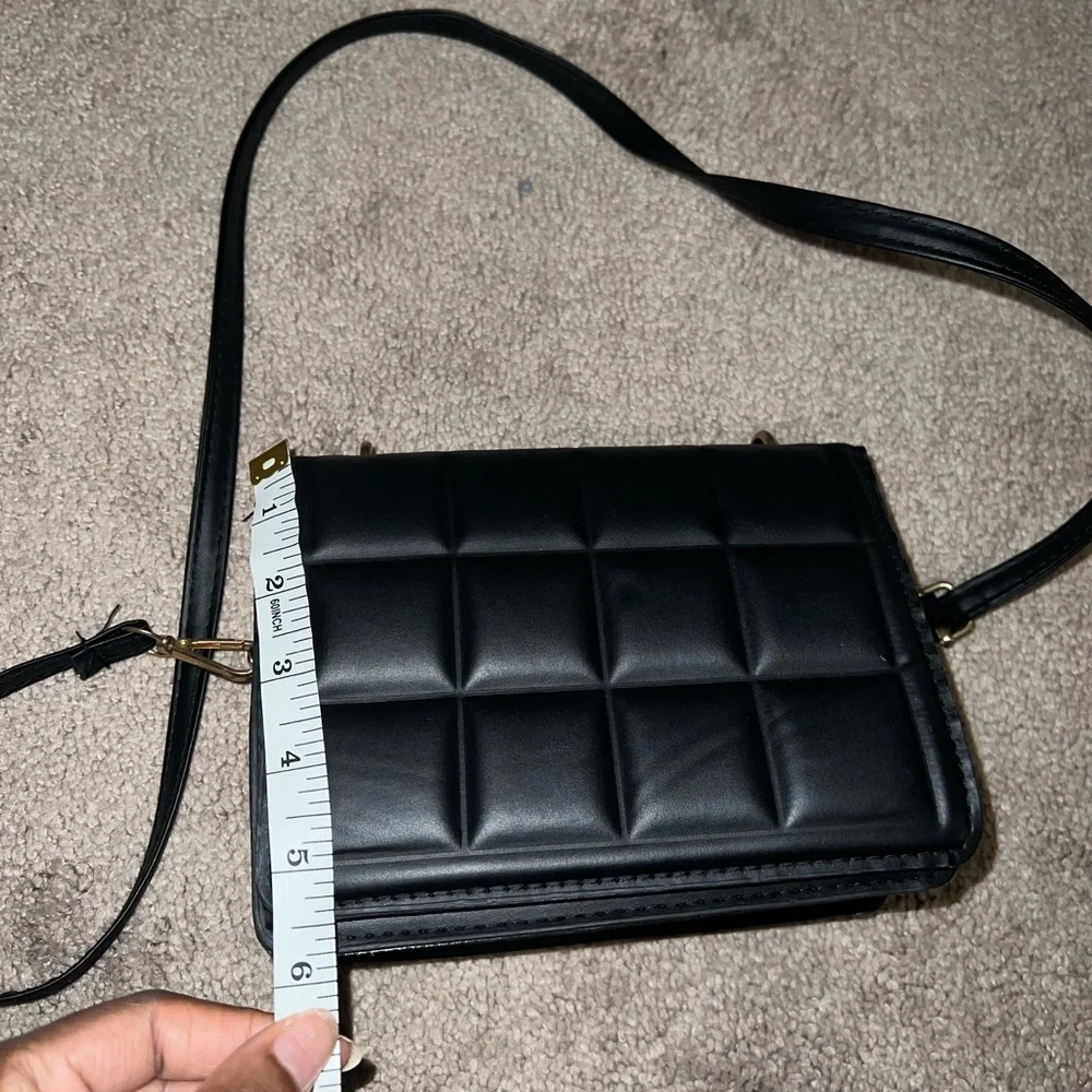 Black Quilted Crossbody Bag w/Detachable Straps - Picture 5 of 10